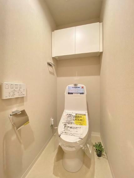 シャワートイレは嬉しい標準装備。吊戸棚もあり、お掃除用具などもすっきりと収納できます。