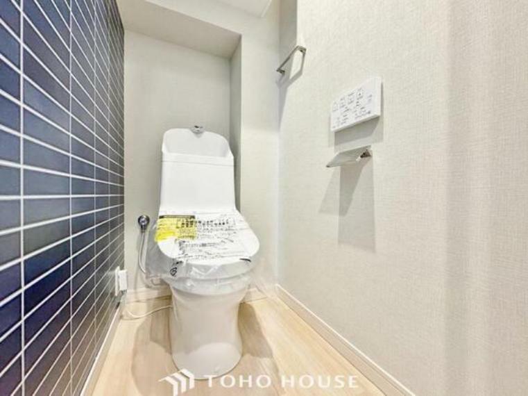 「リフォーム済・トイレ」トイレは快適な温水洗浄便座付です。落ち着いた印象のトイレは、いつも清潔な空間であって頂けるよう配慮された造りです。