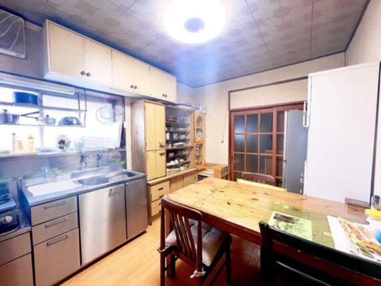 キッチン下に収納が設けられており、調理器具や食器などがすっきりと片付きます。