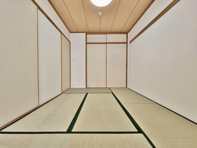 日本人ならこの【和】の匂いや雰囲気がお好きな方も多いのではないでしょうか。居室としてのご利用はもちろん、客間としてもご利用いただけます。リビングへのアクセスがいいのも嬉しい。