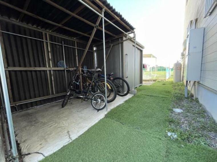 屋根付きの自転車置場がございます。