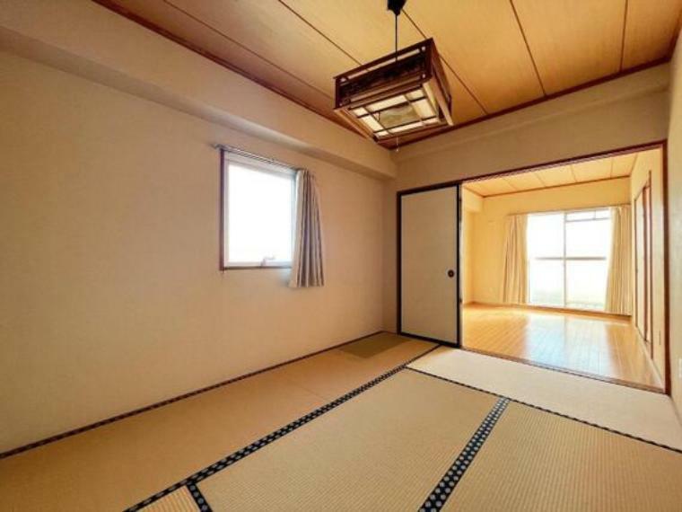 窓があり、明るい和室です。