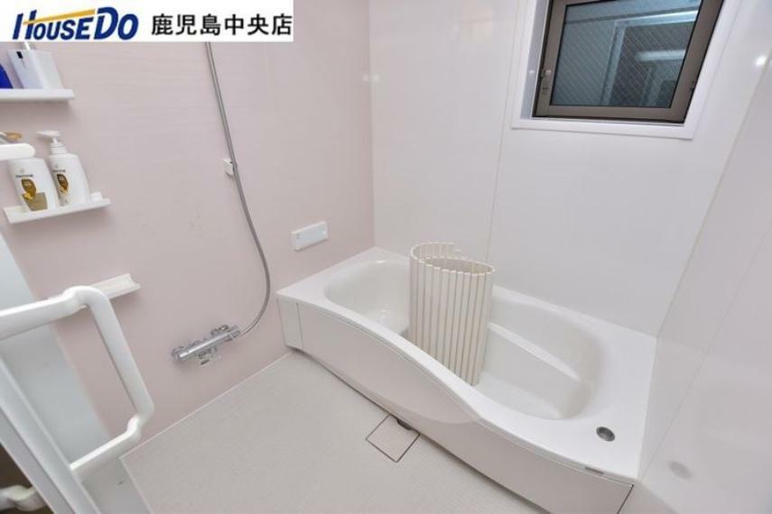 【浴室】浴室暖房乾燥機付きの浴室です！窓もあり換気もできます