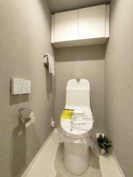 【トイレ】 少し広めの空間が取られ、リラックスできるシンプルなトイレ。