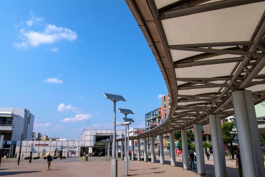 センター南駅（●ブルーラインとグリーンラインの2路線が乗り入れる駅。「横浜」駅まで直通21分、「渋谷」駅まで28分（乗換時間等含まず）。都心へ、県内へ、便利に使える駅です●）
