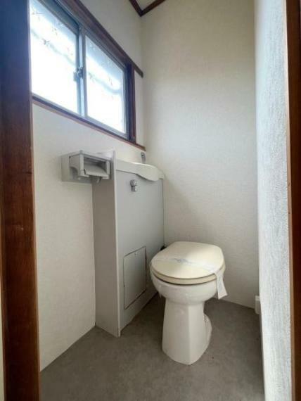 【トイレ】小窓付で通風も良好です。