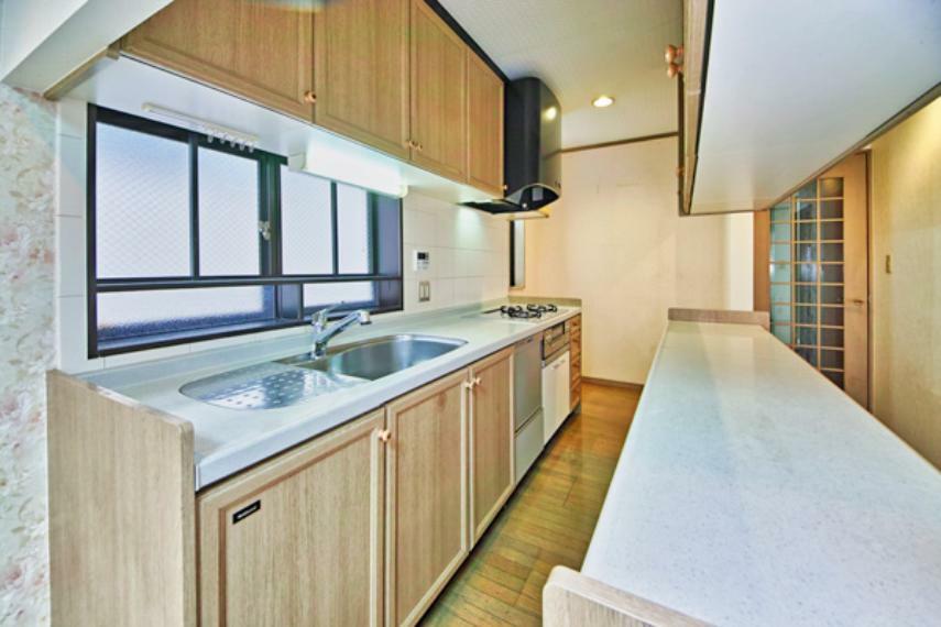 広い作業スペースと豊富な収納力が自慢のキッチンには窓があり、明るさと風通しも良好です。