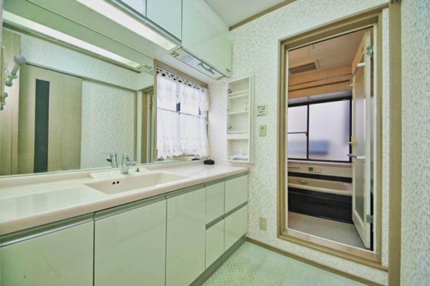 朝の身支度や入浴後のひとときを過ごす洗面室はゆとりの広さ。収納豊富で水栓周りがスッキリと片付きます。