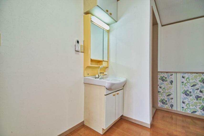 【2階洗面台】洗面スペースが2つあれば、特に忙しい朝の時間の混雑を解消してくれます。