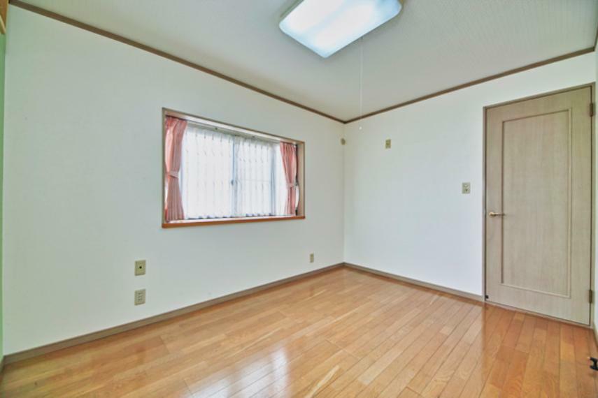 【3階洋室6帖】充分な収納スペースを確保。余計な家具を置く必要がなくすっきりとした暮らしが実現します