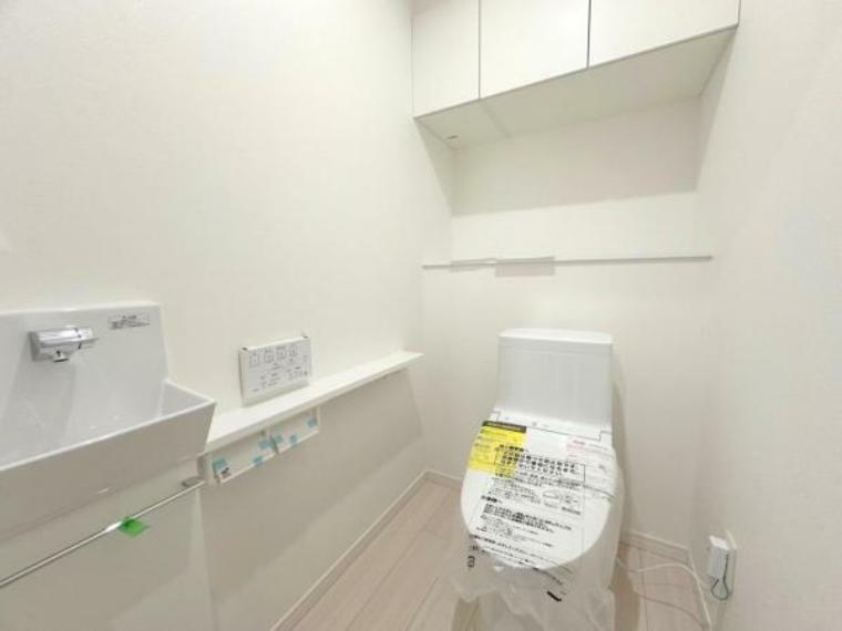 ■お掃除しやすい滑らかなフォルムのウォシュレット付トイレは、落ち着くパーソナル空間ですね