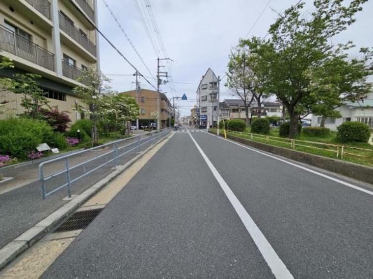 前面道路広くてすっきりとした街並みです！