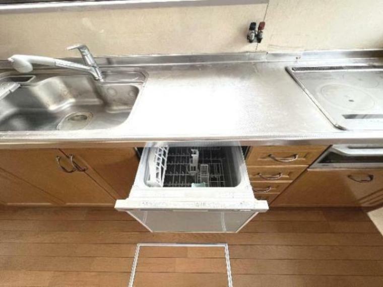 キッチンです。食器洗乾燥機が備わっており、家事時間を短縮できます。