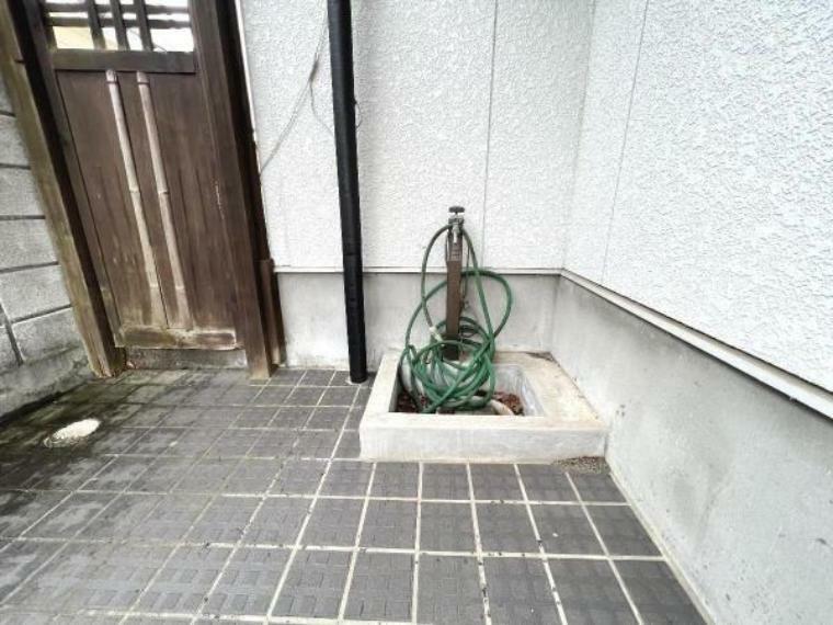 ガーデニングにも便利な外水栓がございます。