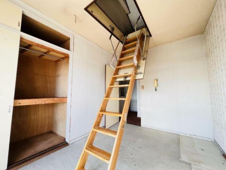 屋根裏収納に繋がる階段は出し入れ可能です。
