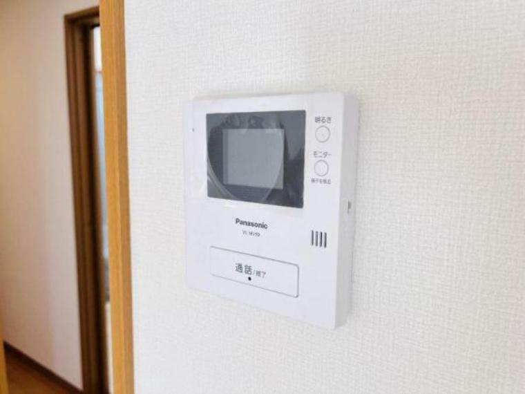TVモニター付きインターホン付きで玄関をあけることなく来客者と通話できます。