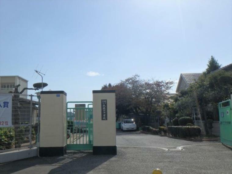 神戸市立歌敷山中学校 徒歩16分。