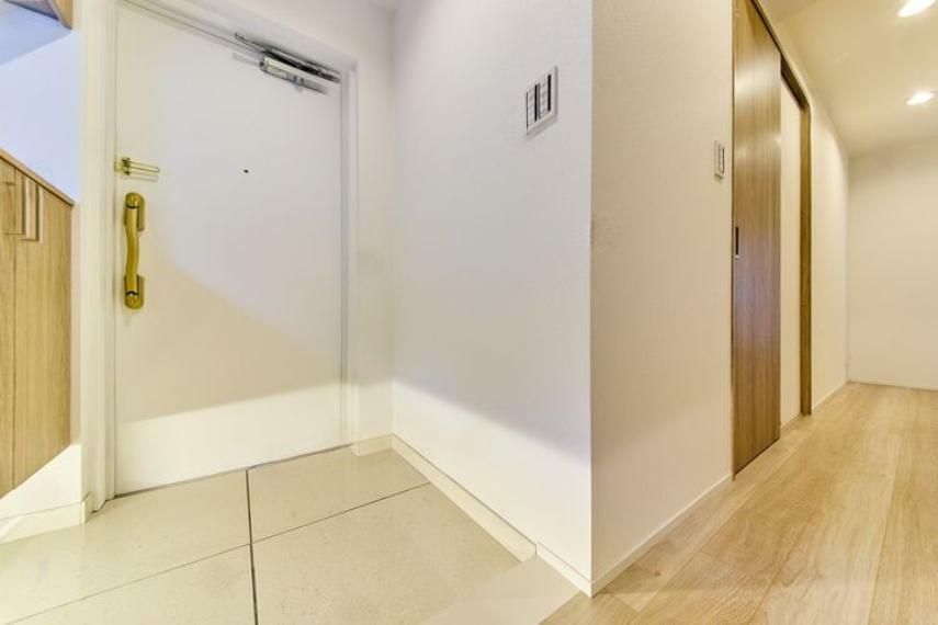 クランク式の廊下です。プライバシーの確保や邸宅感、廊下でのインテリアを楽しむことが出来る設計となります。廊下は姿見付きとなります。