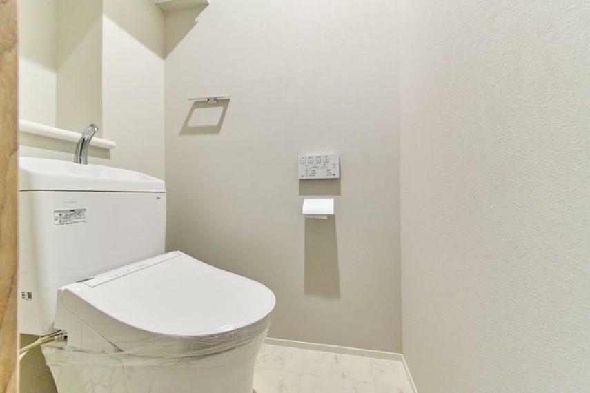 トイレは快適な温水洗浄便座付です。清潔感のあるホワイトで統一。いつも清潔な空間であって頂けるよう配慮された清潔感のある造りとデザインです。