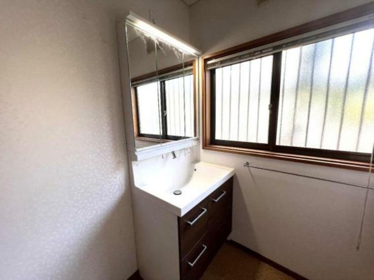 洗面室には窓があり、換気にも優れています。