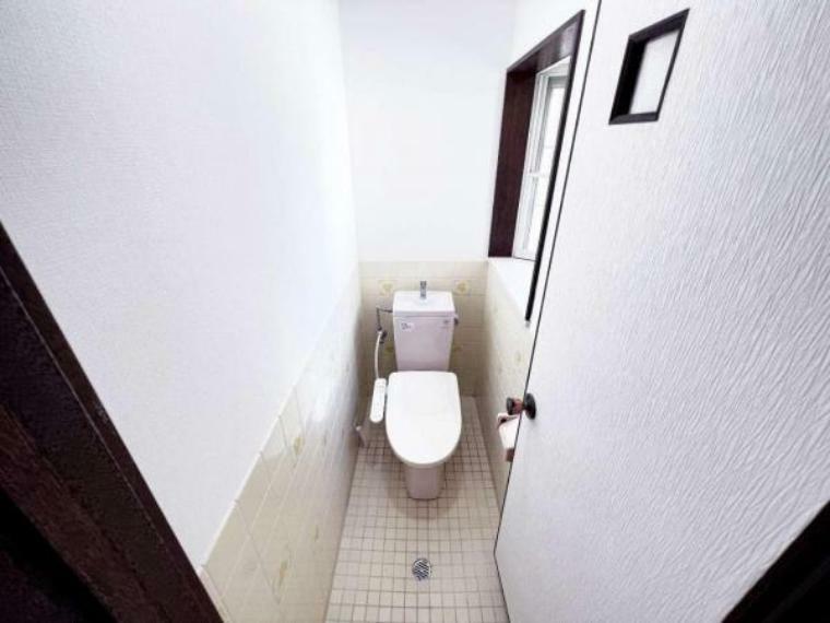 トイレは嬉しい温水洗浄便座です。