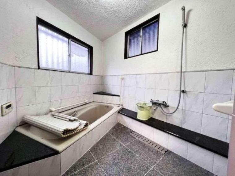 浴室は、窓が設置されこまめな換気が可能です。