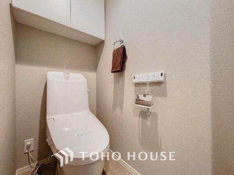 「リフォーム済・トイレ」トイレは快適な温水洗浄便座付です。収納スペースも完備され、いつも清潔な空間であって頂けるよう配慮された造りです。
