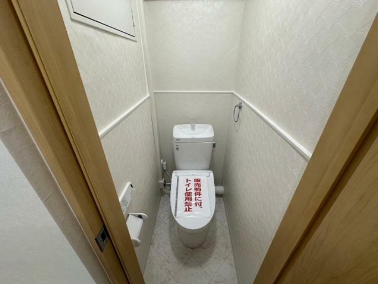 清潔感溢れるトイレ。落ち着いた空間で安らぎの空間をお過ごしいただけます。