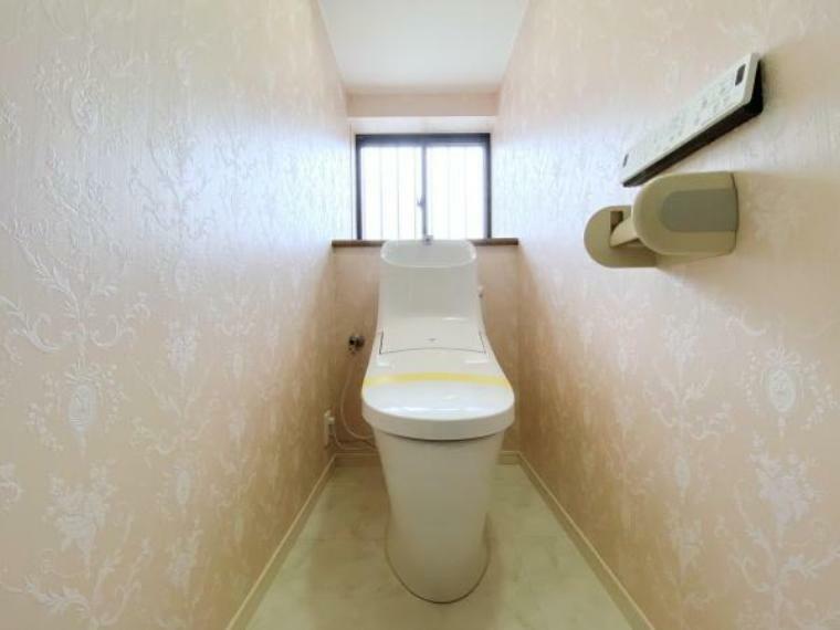 【トイレ】<BR/>小窓があり、清潔感のあるシンプルなデザインのトイレ