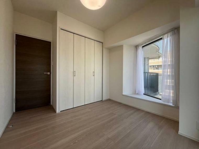 【4.5帖洋室】<BR/>ナチュラルな色味の床は家具を合わせやすく<BR/>お部屋を穏やかな空間に導きます、ゆったりとお過ごしくださいませ