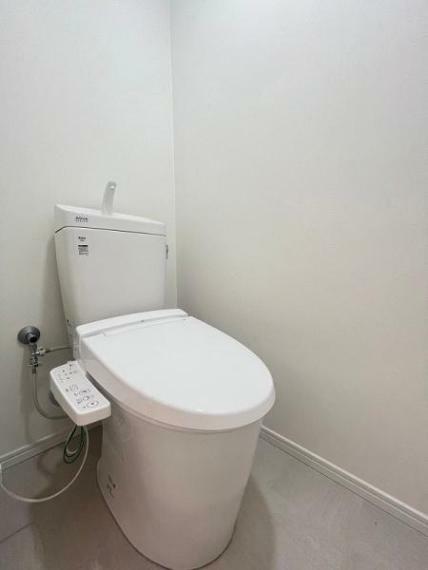 シンプルなデザインのトイレです<BR/>白を基調とした清潔感あふれる空間