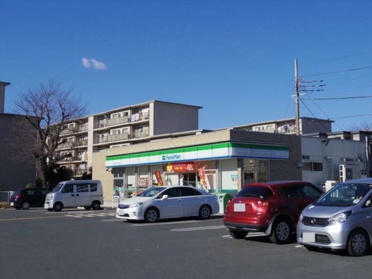 ファミリーマート所沢ニュータウン店 24時間営業なので、急なお買い物にも便利です。飲食物や軽い日用品を販売しております。駐車場；有