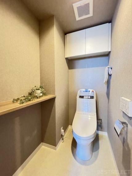 快適な温水洗浄機能付。トイレ周りで利用する小物の収納に嬉しい収納棚付。
