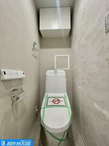 ・新規交換済のシャワー洗浄機能付のトイレは清潔感が印象的な空間です・吊戸棚の設置があり、トイレットペーパーやお掃除道具などもスッキリ収納できます・現地へのご案内はいつでも可能です
