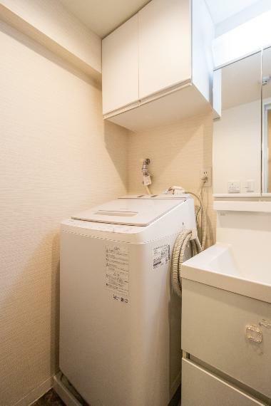 一般的な洗濯機は置けるようになっています。洗濯機上部には吊戸棚もございますので、洗濯用品を片付けておいて洗面室をスッキリと見せることができます。