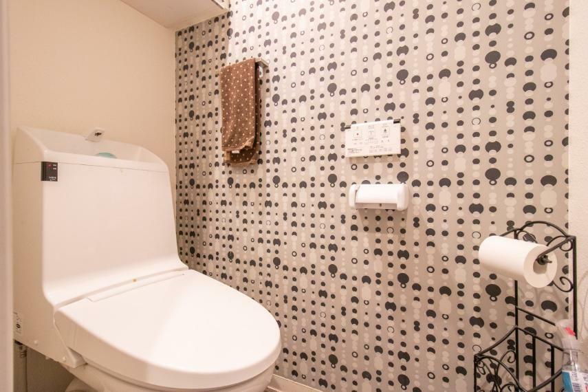 2015年のリノベ時に、便器本体・上部収納・壁紙含め新規交換されています。洗浄機能付きの快適トイレ。2016年のご入居以降、約8年間のご利用。まだまだ問題なくご使用いただけます。