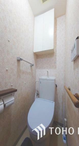 「温水洗浄便座付きトイレ」トイレは快適な温水洗浄便座付です。収納スペースも完備され、いつも清潔な空間であって頂けるよう配慮された造りです。
