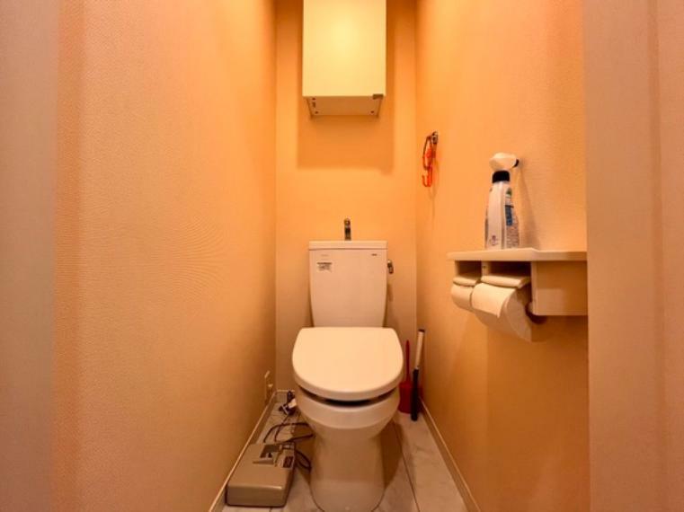 【トイレ】ご家族だけでなく来客やご友人も使われる場所だからこそ、ホワイトを基調とした見た目から清潔感がある空間でご用意されております。