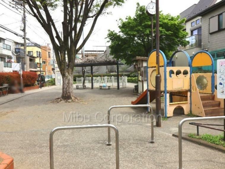 徒歩2分の心休まる児童遊園。