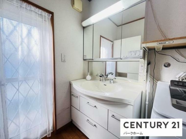 【洗面スペース】<BR/>大きな鏡付きの洗面化粧台！隣に勝手口があり、使い勝手も良く明るい空間になります！
