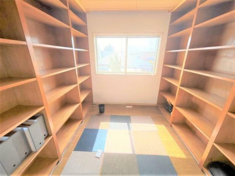 【リフォーム中】2階納戸です。天井クロス張替えを行います。備え付けの本棚があるため、書斎スぺースとしても使えますね。