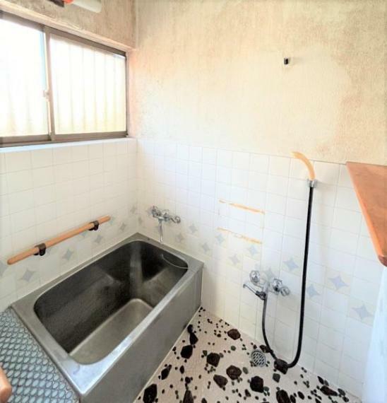【リフォーム中】浴室の写真です。既存のお風呂は撤去し、ハウステックのユニットバスへ交換いたします。1坪へ浴室拡張を行うので、広いお風呂で一日の疲れを癒す個のができそうですね。