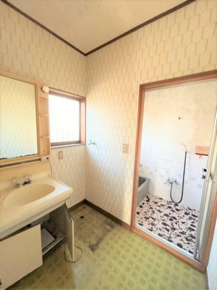 【リフォーム中】洗面所の写真です。クッションフロア張替、壁・天井のクロス張替、洗面化粧台の交換を行う予定です。浴室拡張に伴い、間取り変更も行います。