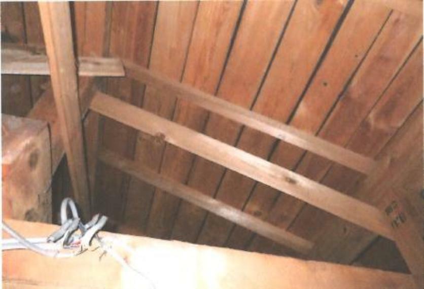 小屋裏の写真です。リフォームを行う際には屋根裏まで点検を行っております。雨漏りや配管でのトラブルがあった場合には二年間の瑕疵担保が適用されますので、購入後も安心してお住まいいただけます