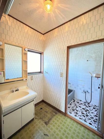 【リフォーム6/7撮影】洗面所の写真です。クッションフロア張替、壁・天井のクロス張替、洗面化粧台の交換を行う予定です。浴室拡張に伴い、間取り変更も行います。