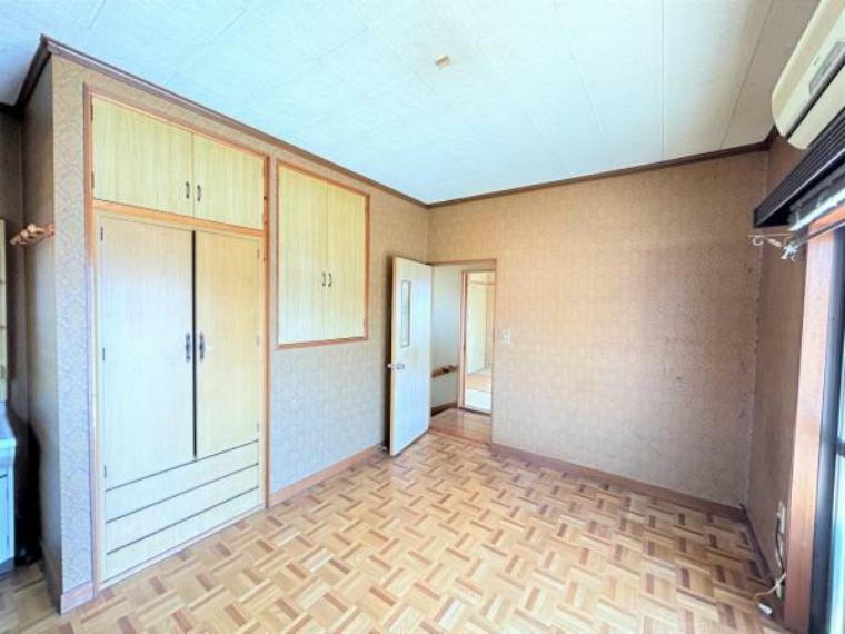 【リフォーム中6/7撮影】2階洋室の別角度写真です。西側の洗面化粧台は撤去し、収納スペースを拡張する予定です。
