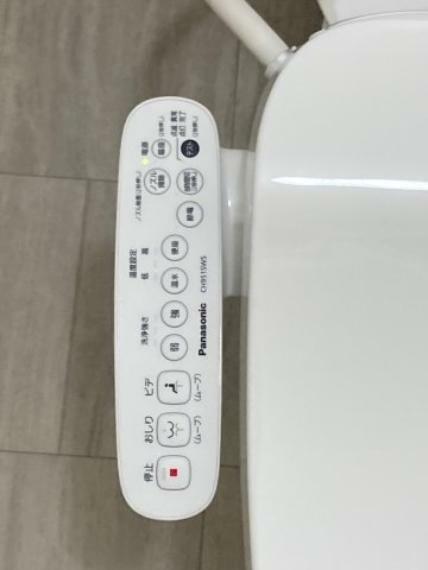 温水洗浄便座は、トイレの便座に取り付けられる装置で、 温かい水を使ってお尻や女性用の部位を洗浄する機能を持ちます。 専用のリモコンや操作パネルから水圧や ノズルの位置の調整を行うことができます。