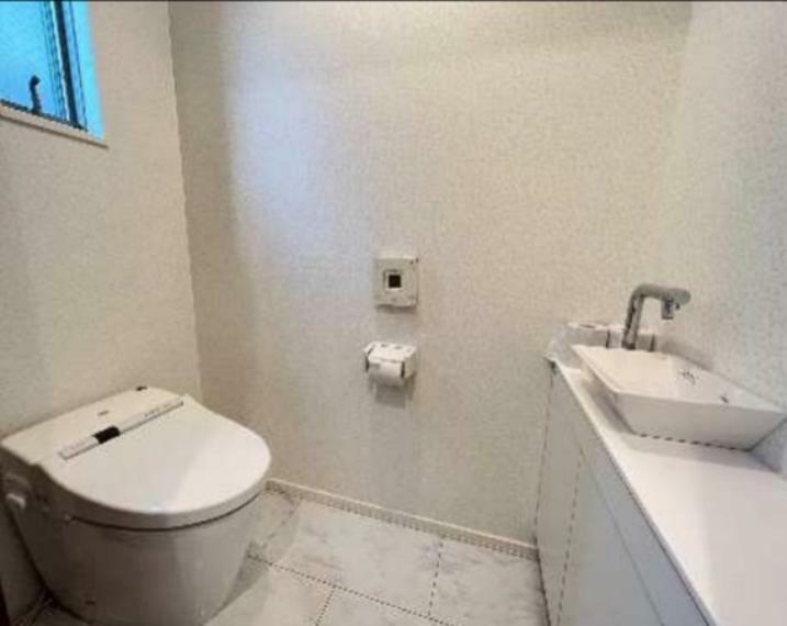 トイレ機能的なタンクレストイレ。デザインがおしゃれで、普段の掃除をしやすいのがうれしいポイント。