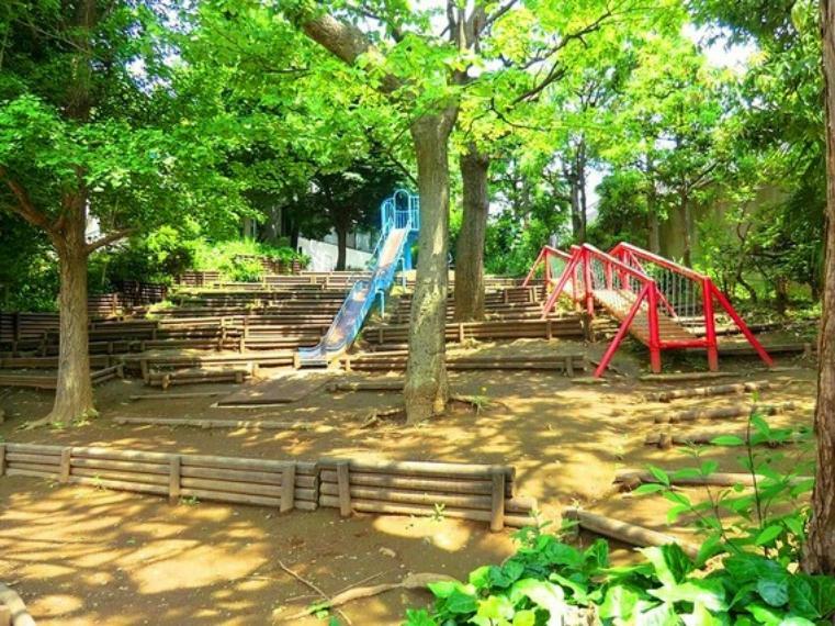 北新宿公園は、中央に多目的広場があり、 高低差を利用して作られた遊具が人気です。