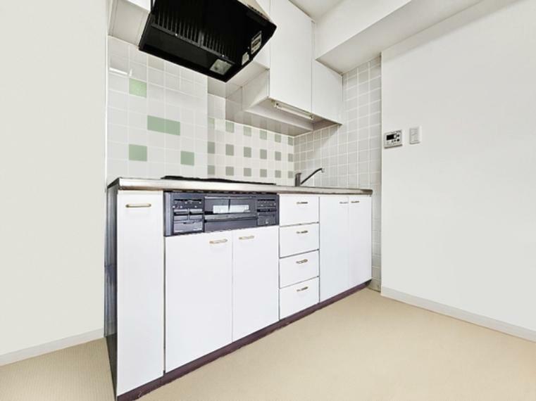 スマートな意匠と充実の機能を備えたキッチンが、暮らしにおいしい彩りを添えます。*CG加工による家具の取消をおこなっております。